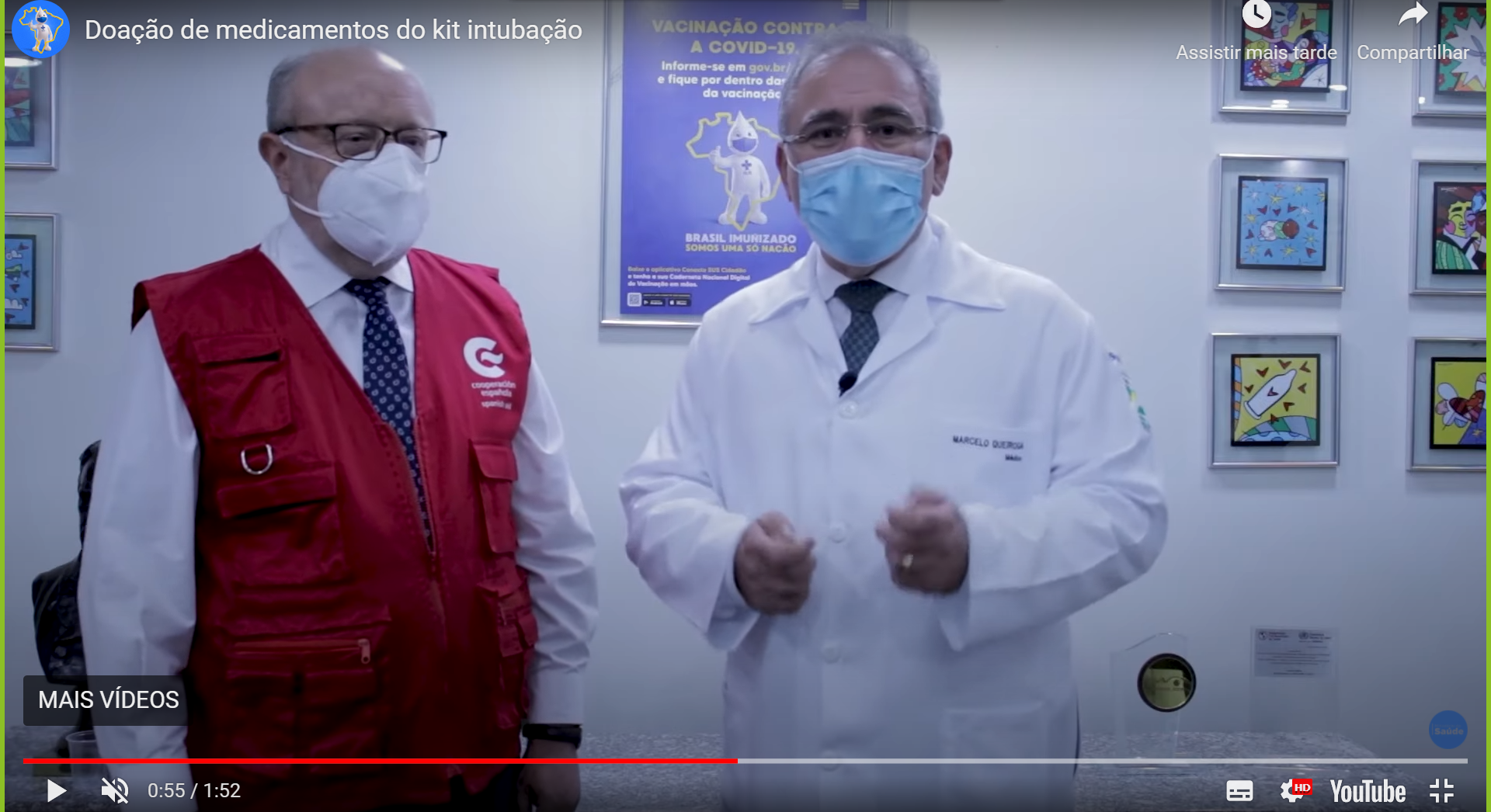 Lado esquerdo ministério de saúde usa colete vermelho se saúde e Lado direito médico usa jaleco
